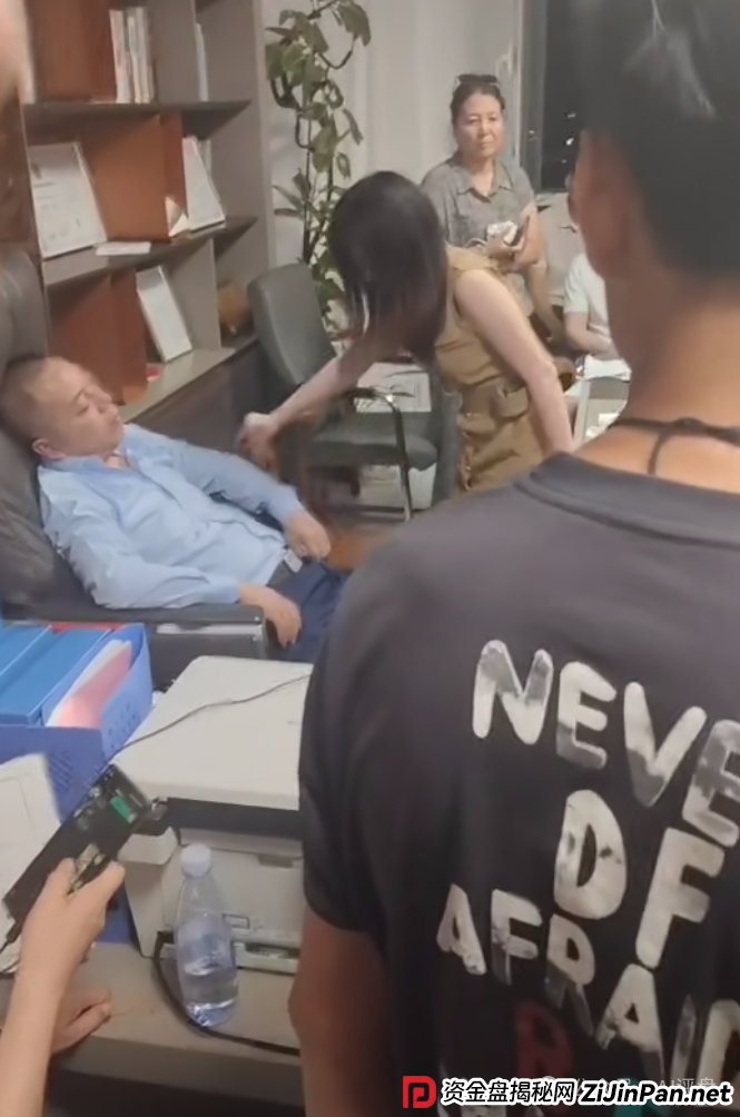 树拍易购资金盘崩盘,万人维权!警方已经立案了,特警接管在维持秩序,无数人血本无归! 树拍易购资金盘崩盘,万人维权!警方已经立案了,特警接管在维持秩序,无数人血本无归!